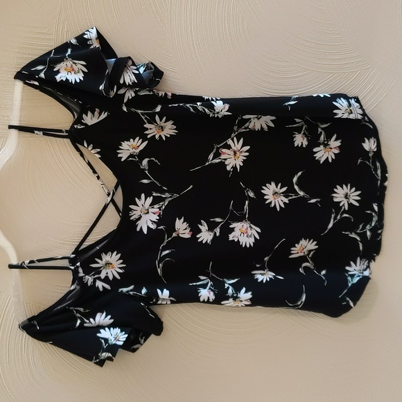 Kaileigh Valette Back Detail Cold Shoulder Knit Top - Picture 5 of 6